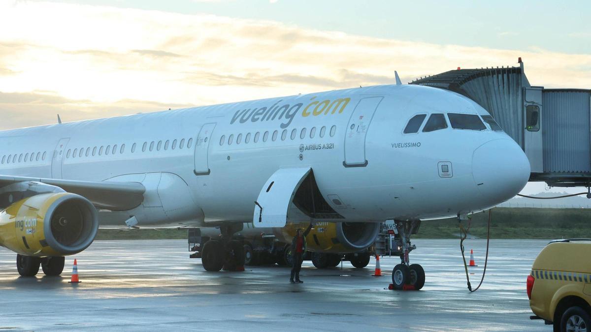 Un avión de Vueling de la ruta entre Vigo y Barcelona en el aeropuerto de Peinador.