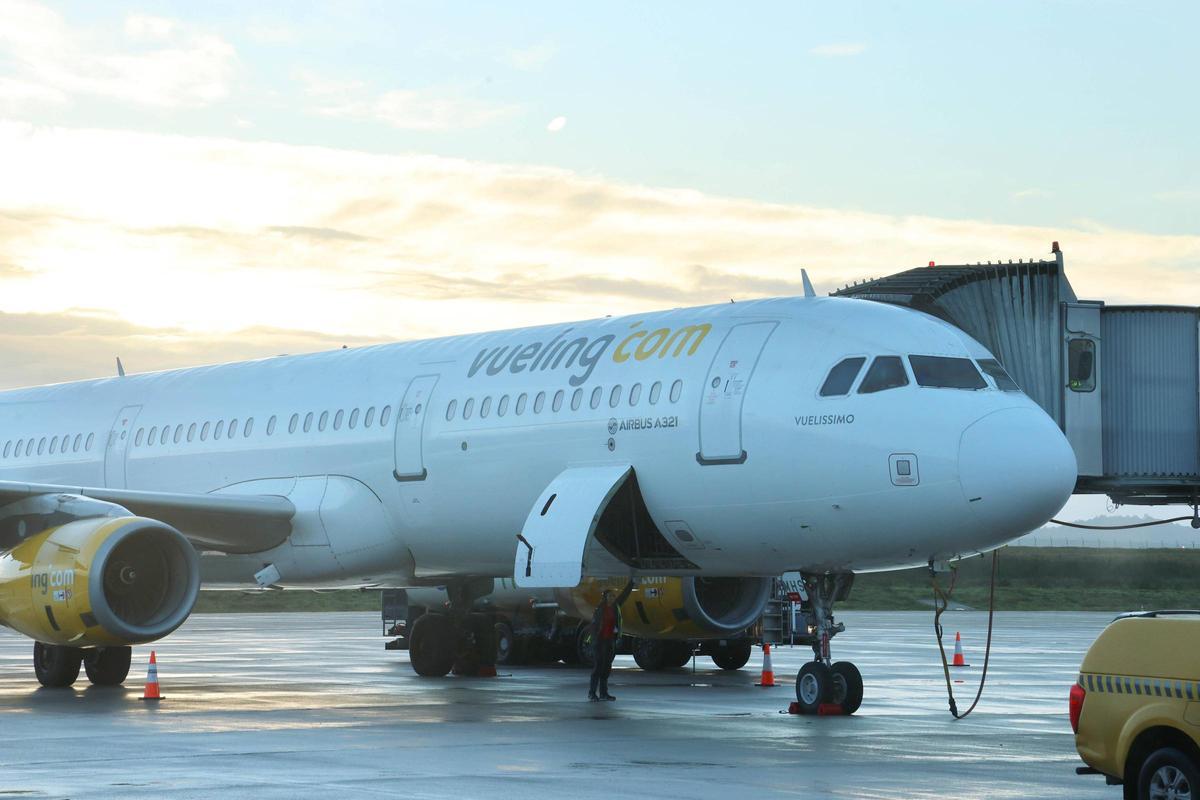Un avión de Vueling de la ruta entre Vigo y Barcelona en el aeropuerto de Peinador.