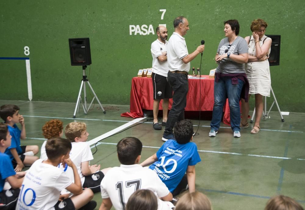 Entrega de trofeos conmemorativos del décimo aniversario del Atlhetic Coruña.