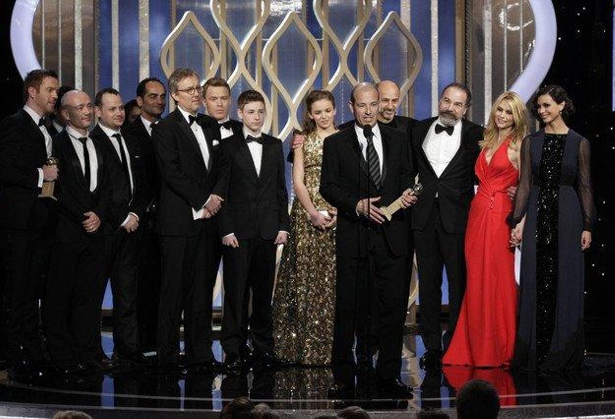 El productor Howard Gordon (centre) subjecta el premi a la millor sèrie dramàtica per a televisió per ’Homeland’.