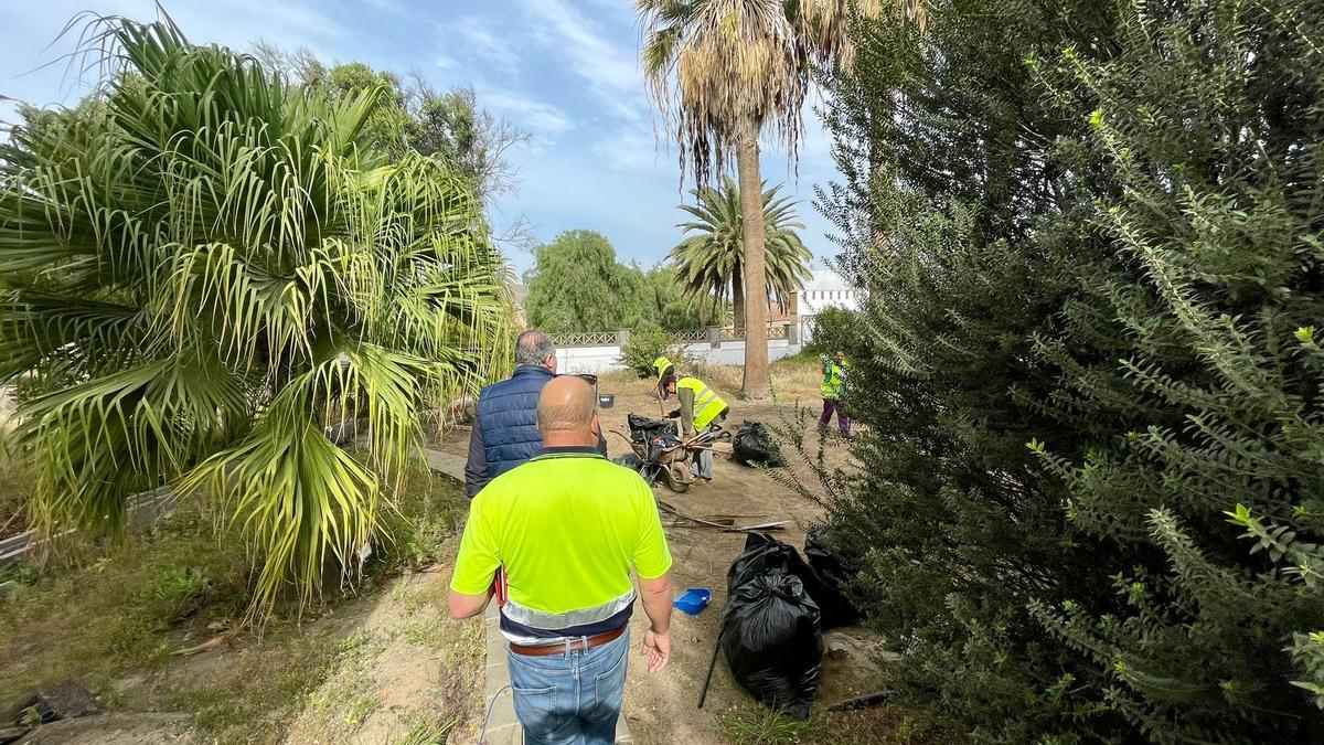 El concejal de Cultura y el coordinador de Servicios Municipales visitan los trabajos que se realizan en la Casa Condal