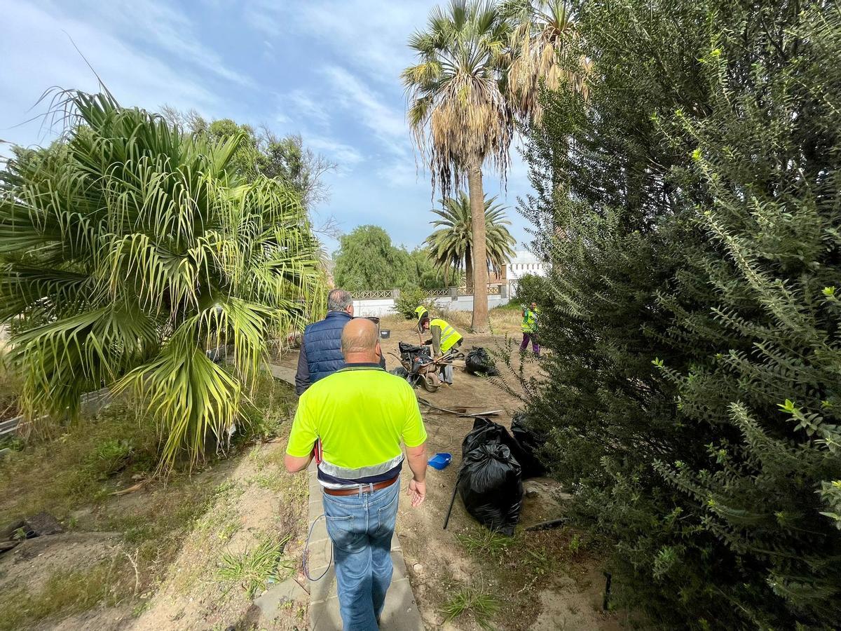 El concejal de Cultura y el coordinador de Servicios Municipales visitan los trabajos que se realizan en la Casa Condal