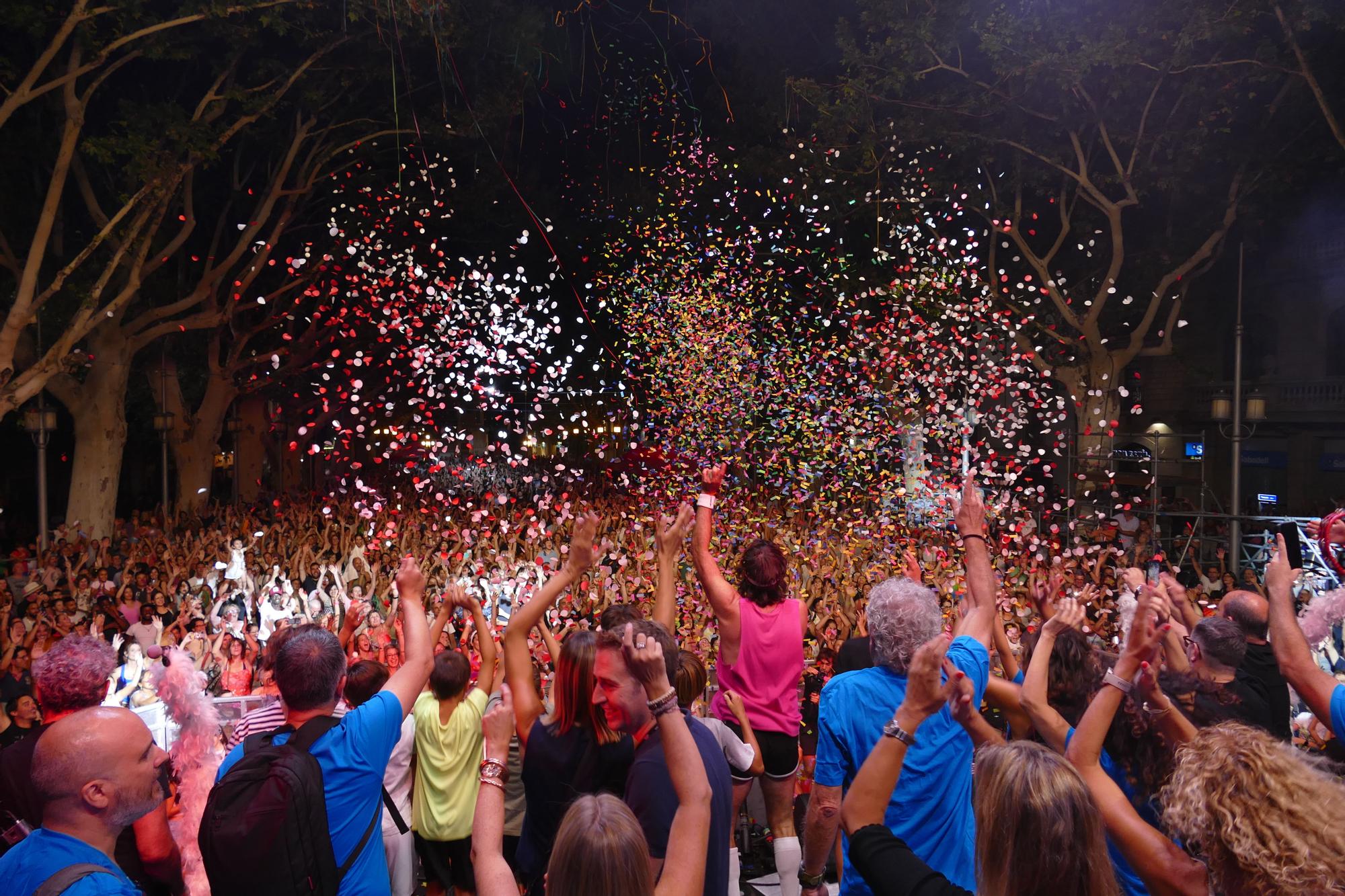 Multitudinari final de festa per celebrar els vint anys d'Acústica