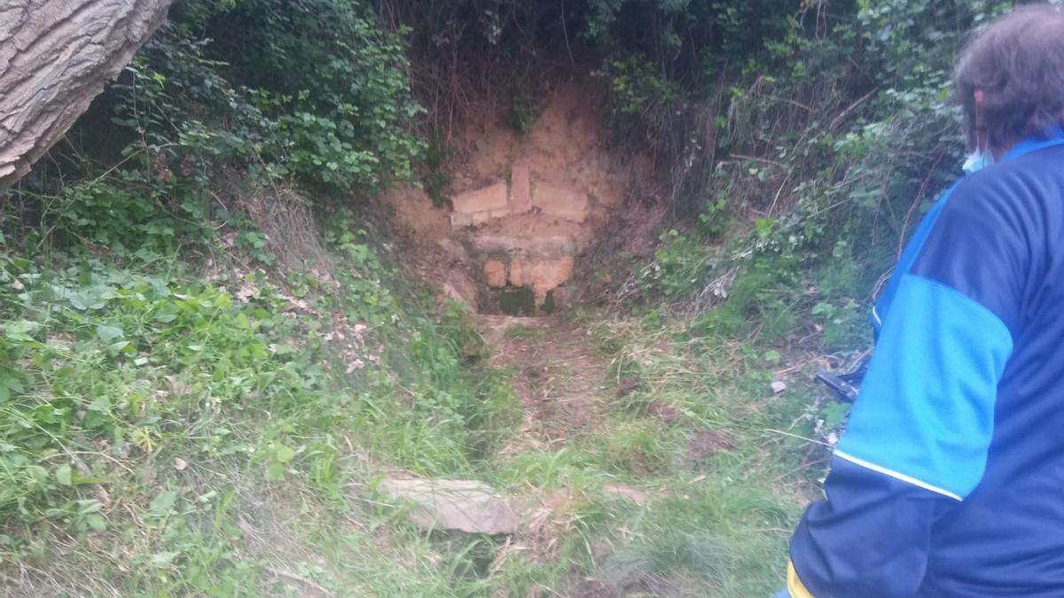 Un voluntario observa una de las fuentes en las que han actuado los voluntarios