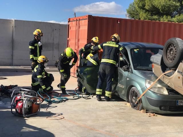 Bomberos de Alicante y del Consorcio Provincial realizan maniobras de rescate en accidentes de tráfico