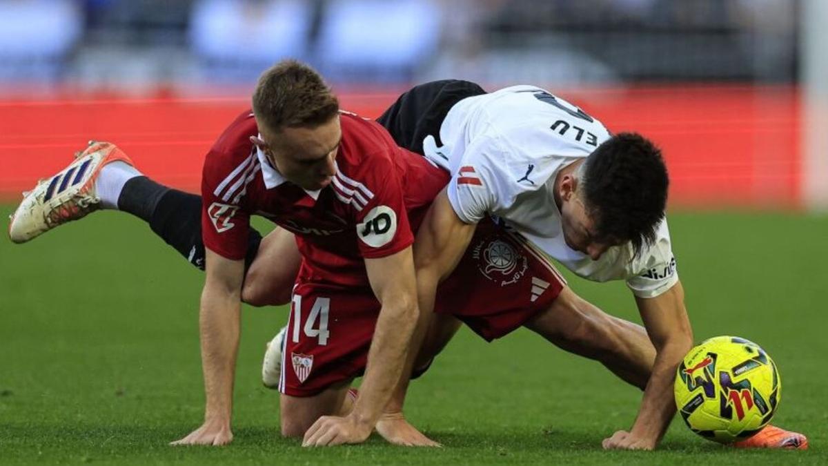 Pepelu y Peque pugnan por un balón en el Valencia - Sevilla