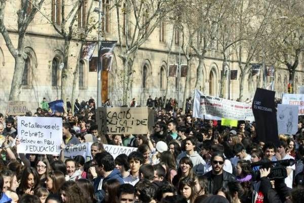 Miles de estudiantes claman contra los recortes