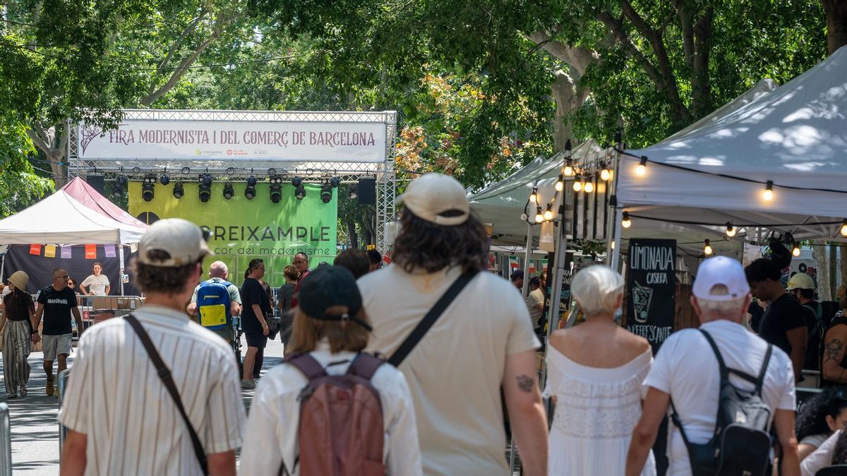 La Fira Modernista, que este fin de semana comparte la calle con la fiesta mayor del barrio.