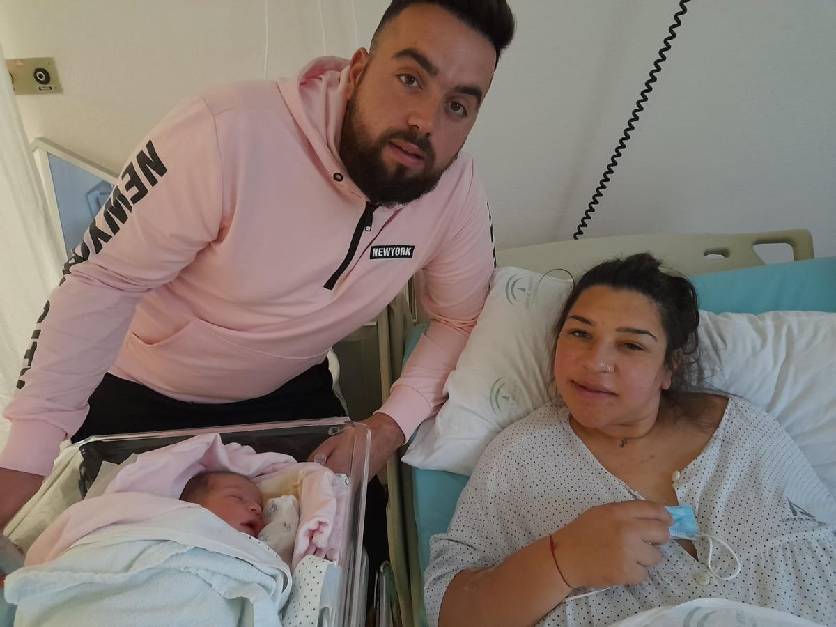 Los padres de Saray, con su niña, que ha sido la primera que nació en 2023 en el hospital Infanta Margarita de Cabra.