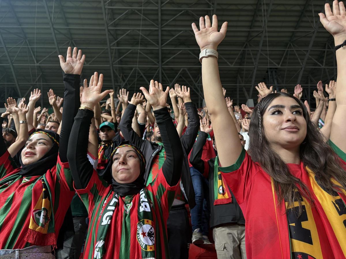 Seguidoras del Amedspor, el club kurdoturco de la segunda división de fútbol de Turquía.