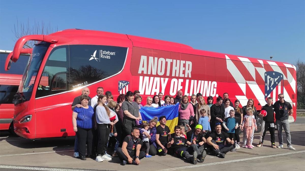 El autobús del Atleti con una treintena de refugiados ucranianos llega mañana a Madrid