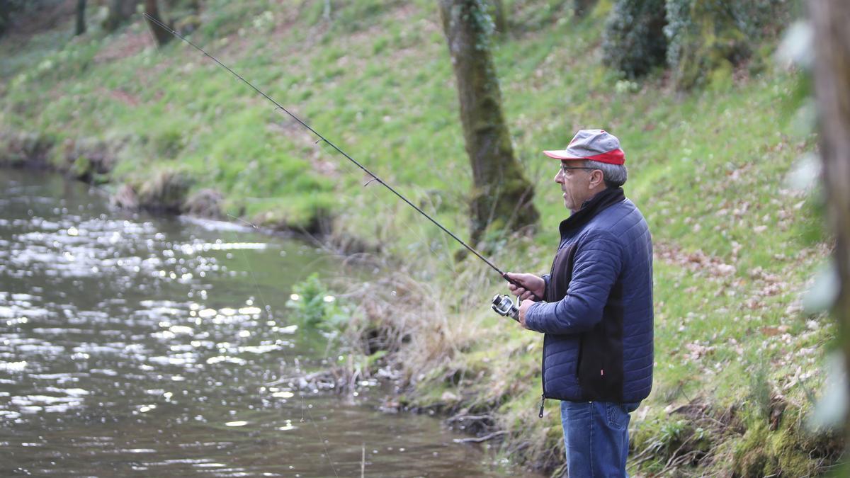 Un pescador prueba suerte ayer, en el entorno del río Arnego.