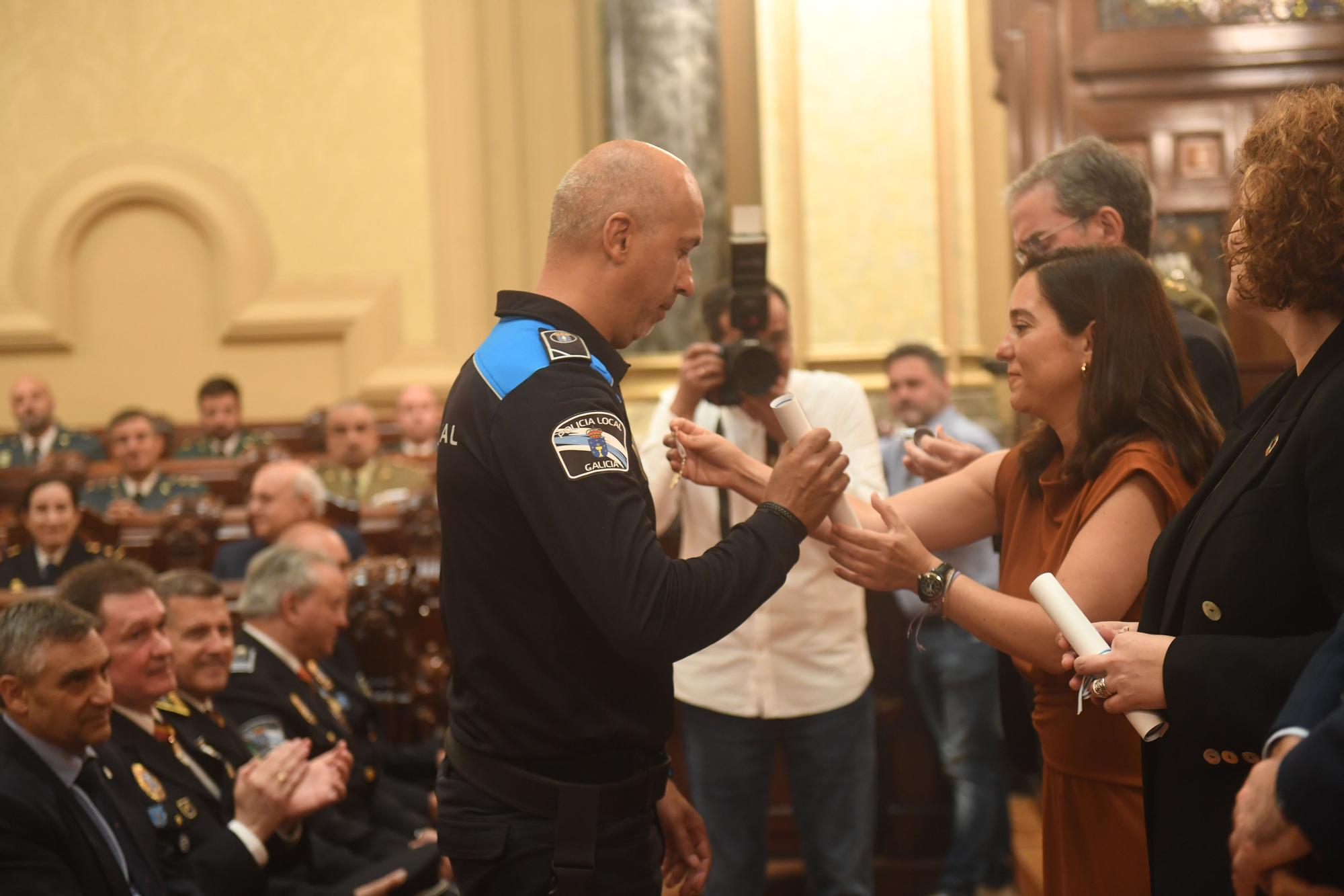 Homenaje a los policías locales de A Coruña que llevan 20 años en el cuerpo