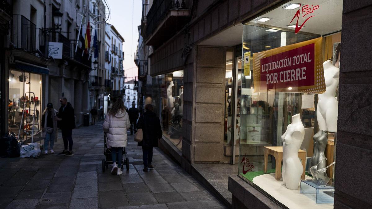 Una tienda en liquidación en la calle Pintores de Cáceres.
