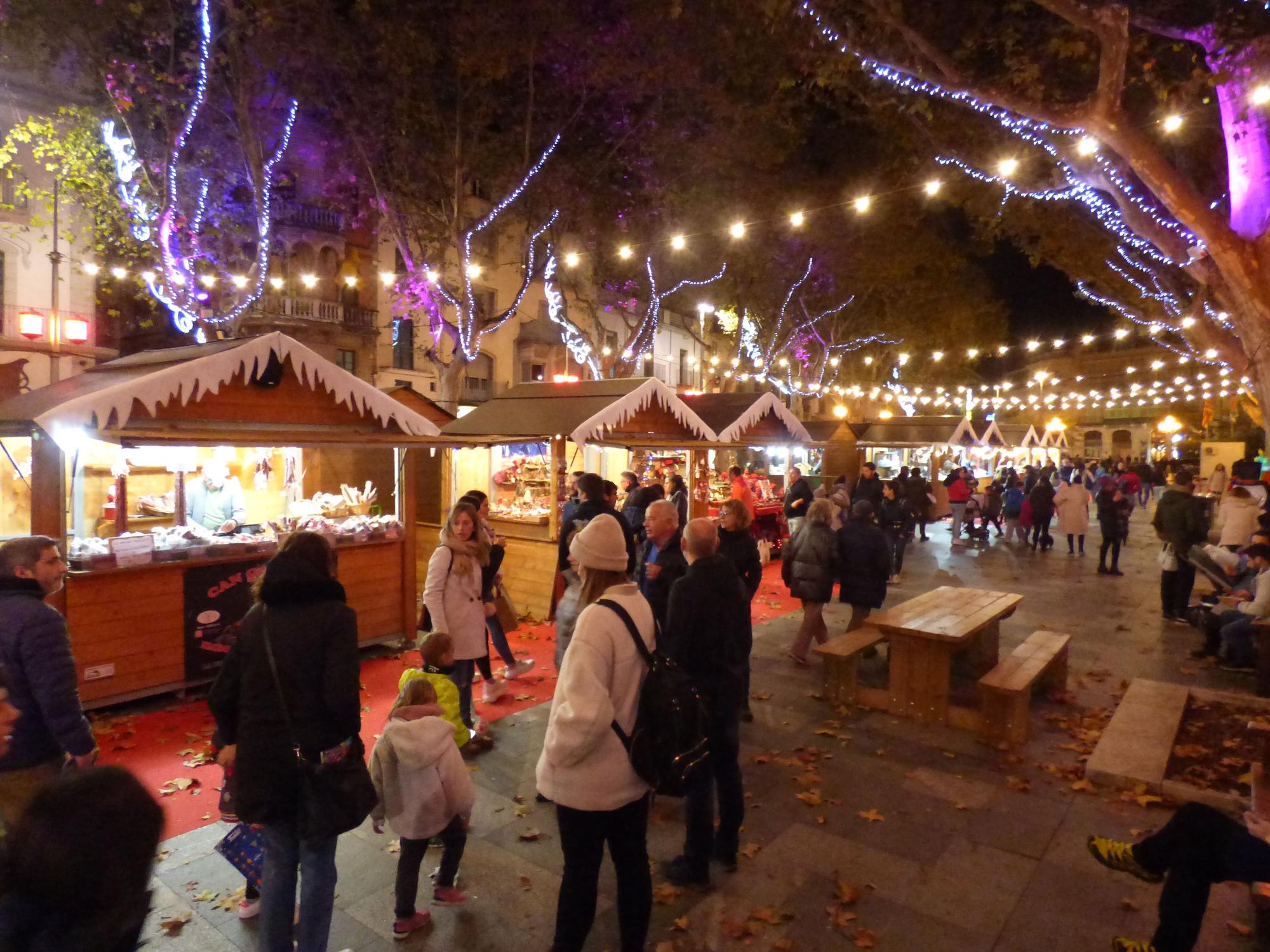 La màgia de Nadal s'encén a Figueres amb les llums dalinianes