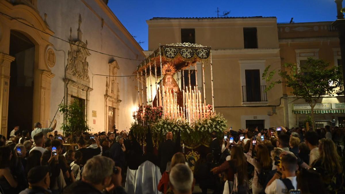 Nuestra Señora de la Esperanza ante sus fieles en el Miércoles Santo pacense.