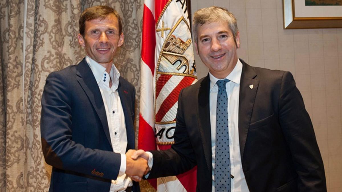 Ziganda, estrechando la mano del presidente, Josu Urrutia