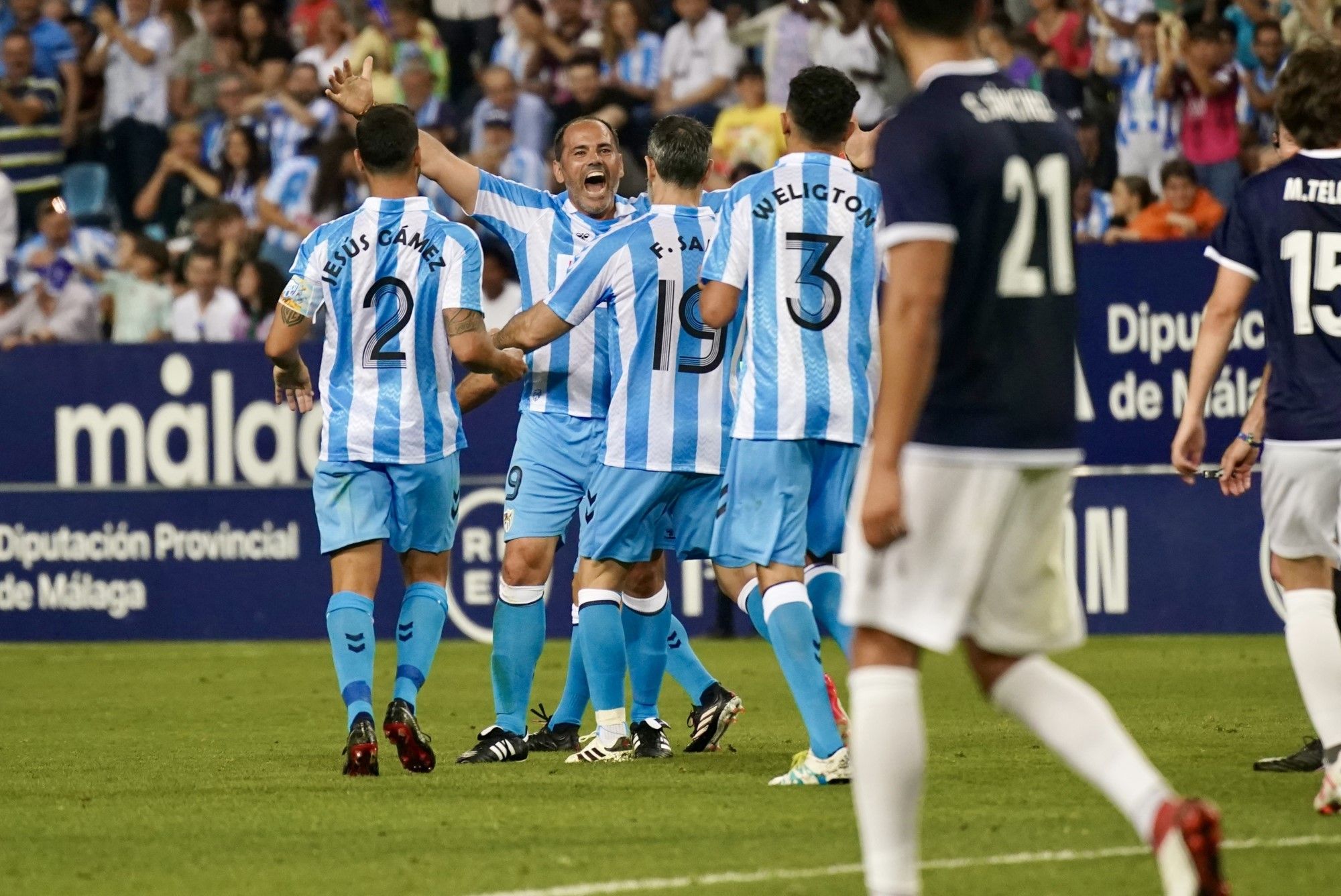 Las leyendas del Málaga CF vuelven a pisar el césped de La Rosaleda