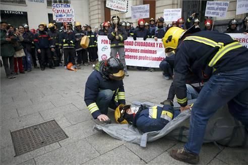 Concentración de bomberos en Zaragoza