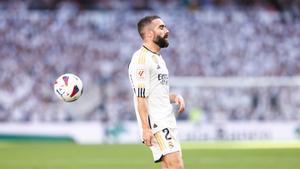 Archivo - El lateral del Real Madrid Daniel Carvajal, durante el duelo ante Osasuna de LaLiga EA Sports 2023-2024, en el Santiago Bernabéu.