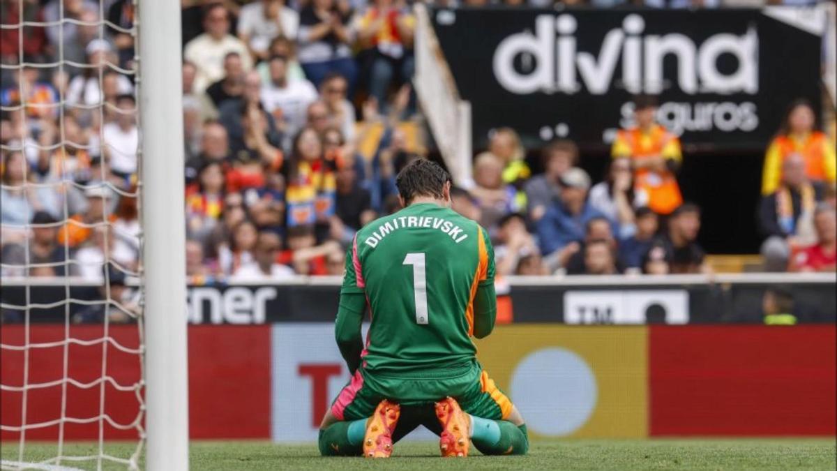 La parada salvadora de Dimitrievski, que celebró efusivamente el portero del Valencia CF