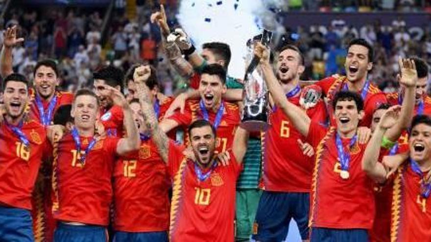 Los futbolistas de España sub-21 celebran el quinto título de la Eurocopa, con el que igualan a Italia como la selección más laureada de la categoría.