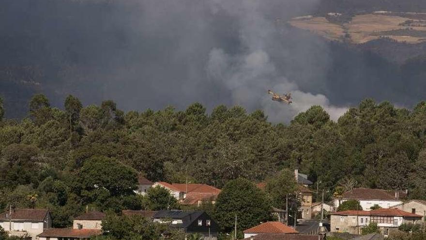 El presunto incendiario de Maceda (d), tras declarar ayer. // Jesús Regal