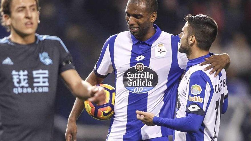 Babel, sonriente, habla con Carles Gil antes de lanzar el penalti que supuso el cuarto gol del Deportivo ante la Real.