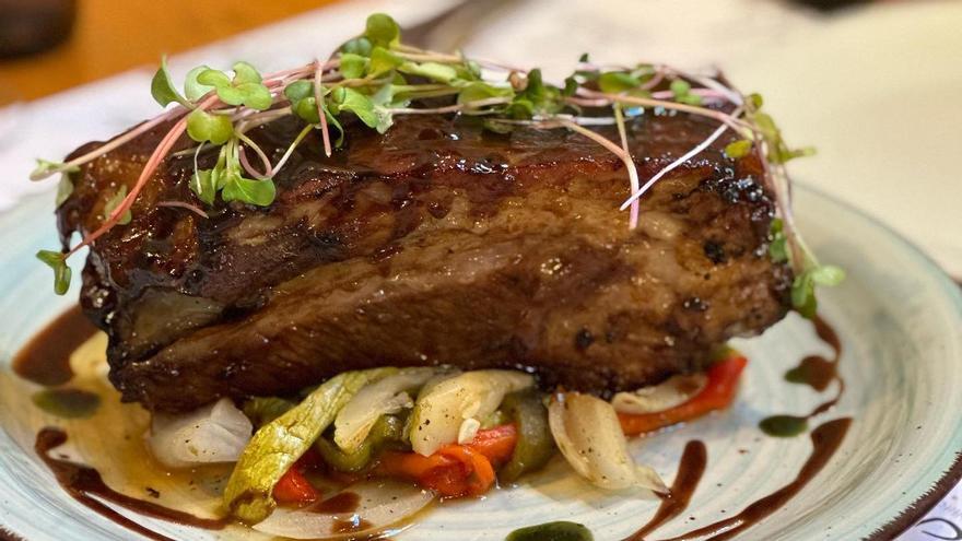 Costilla de res con escalivada de verduras.