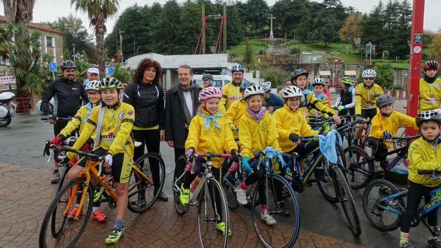 Caballero, entre un grupo de jóvenes ciclistas.