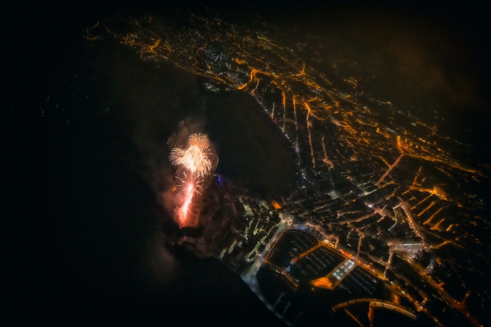 Las espectaculares imágenes desde el aire de la Noche de los Fuegos en Gijón