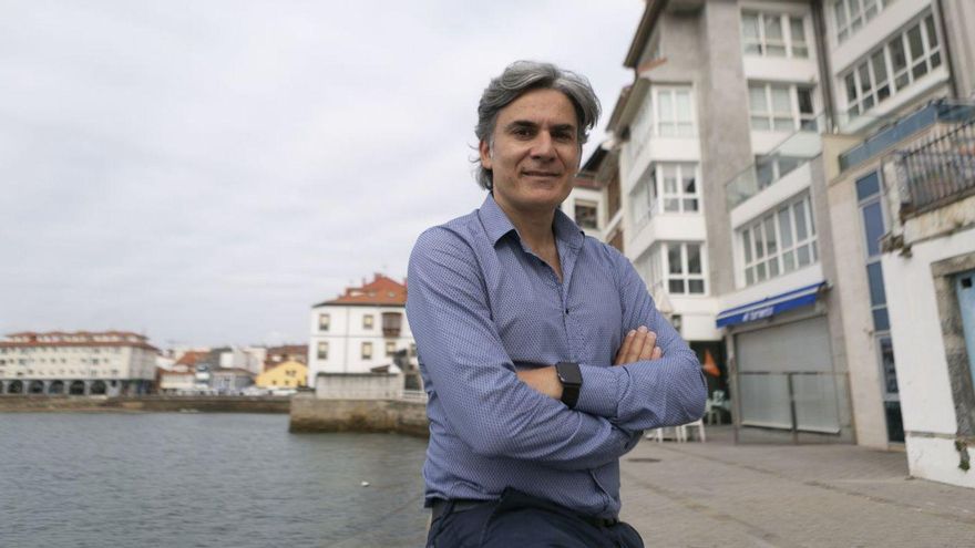 En el centro de la imagen, el cantante Nando Agüeros, en el muelle de Luanco. En las fotografías que lo rodean,  en el sentido de las agujas del reloj, desde arriba a la izquierda, Mina Longo, Chus Pedro, de «Nuberu»; Fran Juesas, Rosa López, de «OT»; Ramón Blanco, de «Los Berrones»; Anabel Santiago y Pipo Prendes. |  | LNE