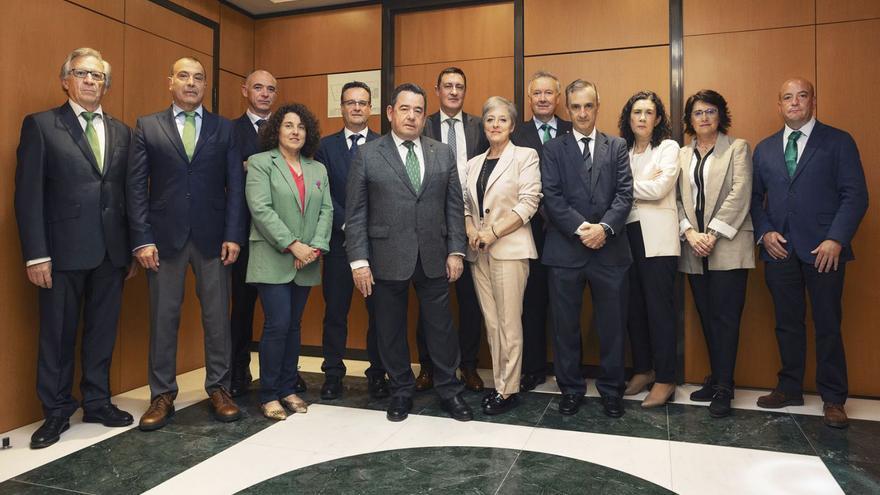 Miembros del Consejo. Por la izquierda, en primera fila, José Ramón Fernández, vicesecretario; Jorge García Álvarez; María Teresa Díaz López; Fernando Martínez Rodríguez, presidente; Marta Cernuda Álvarez; Carlos Álvarez Díaz, secretario; Irene Díaz Rodríguez; Cristina Robles Lorenzana, y Javier Robledo García. En segunda fila: José Ángel Díaz Miranda; José Manuel Riestra Rodríguez, vicepresidente; Alberto Gómez Diéguez y José María García Gayol.