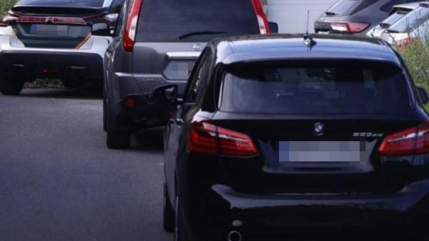 Coches aparcados a la entrada de la casa de Fitoria donde tuvo lugar la detención. | LNE