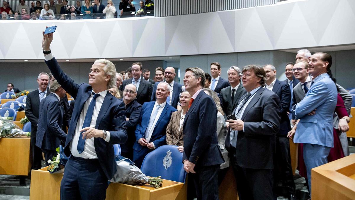 El líder del PVV, Geert Wilders, se toma un 'selfie' con los diputados de su grupo durante la constitución del Parlamento neerlandés, este miércoles.