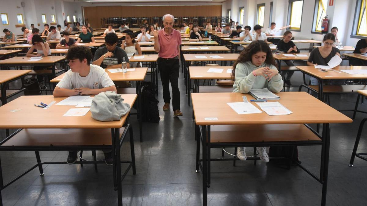 Alumnos durante un examen de la ABAU en la Universidade da Coruña. |   // CARLOS PARDELLAS