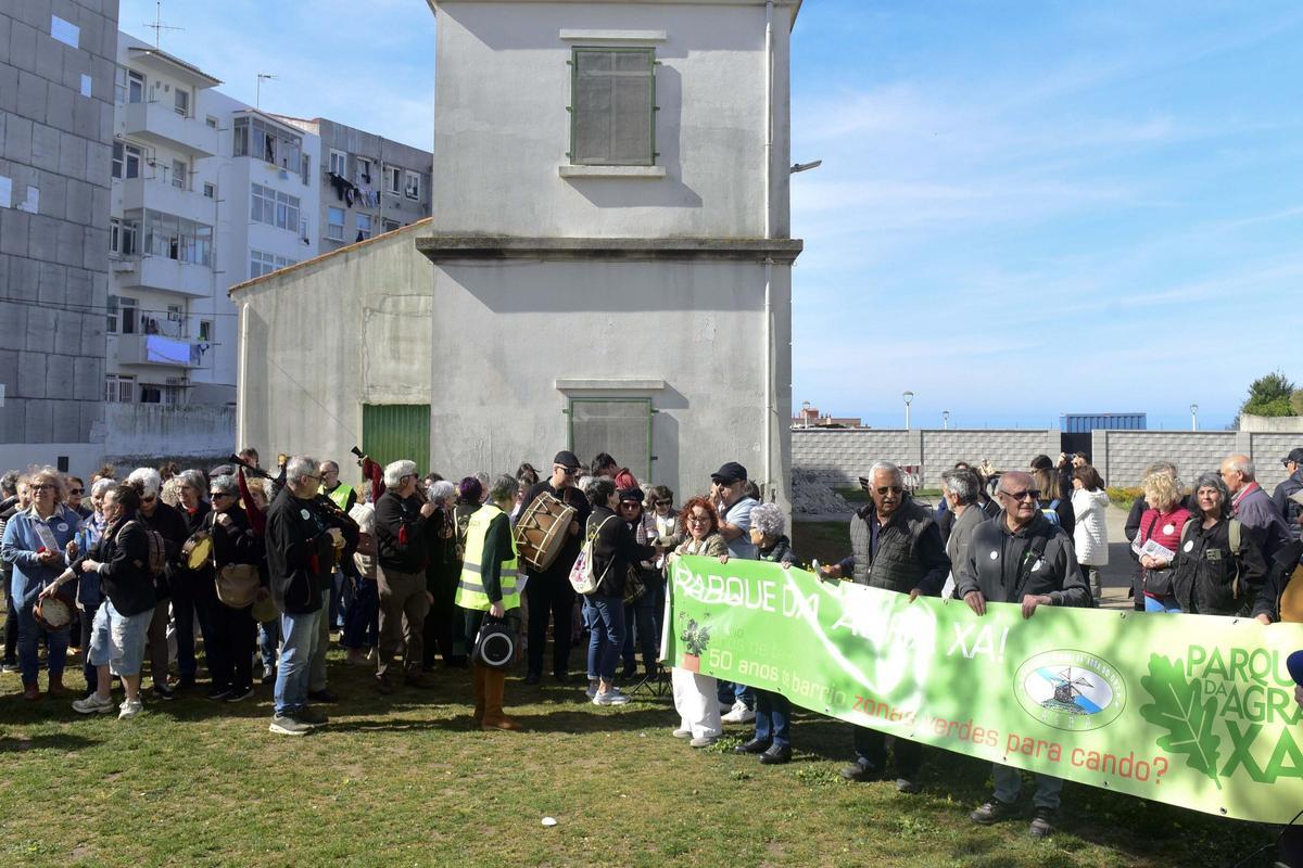 La manifestación, con un centenar de asistentes, contó con música y claveles conmemorando la revolución del 25 de abril en Portugal