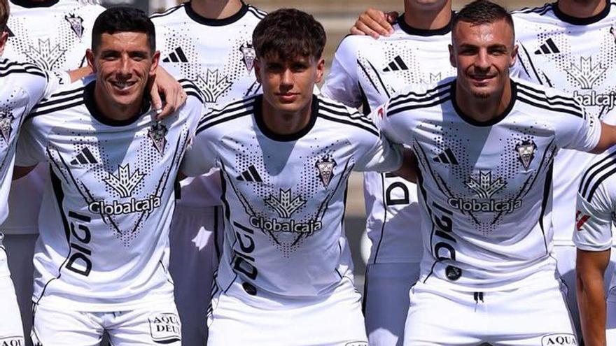 El zamorano Diego Rodríguez -en el centro-, en el equipo inicial del Albacete, este viernes contra el Real Madrid Castilla.
