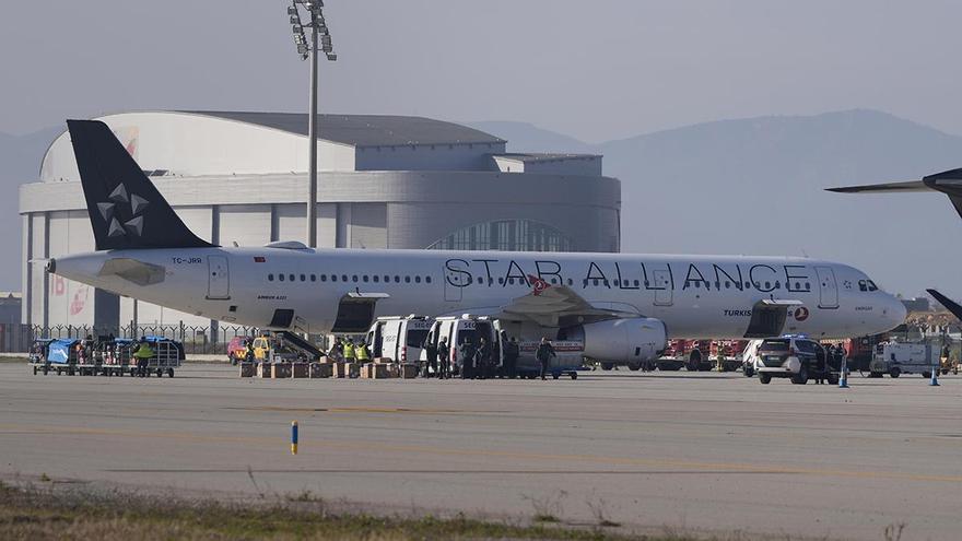 Así ha aterrizado de emergencia y ha sido apartado en el aeropuerto de Barcelona el avión de Turkish Airlines que ha sufrido una falsa alarma de bomba