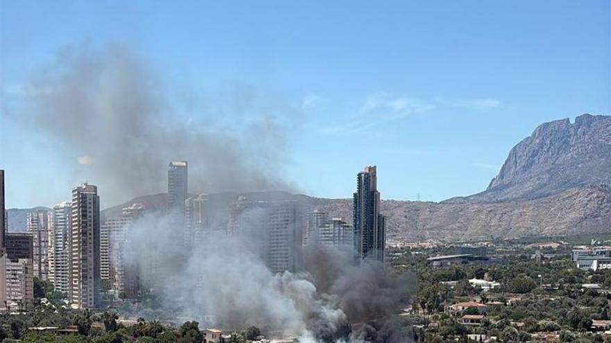 “Vivimos con miedo”: los vecinos de Armanello estallan tras la sucesión de incendios en Benidorm
