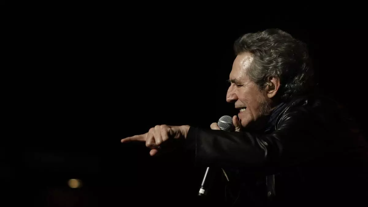 Un Miguel Ríos en plena forma ofrece su "Último vals" en el teatro de la Laboral: "Me veré obligado a despedirme a la francesa"