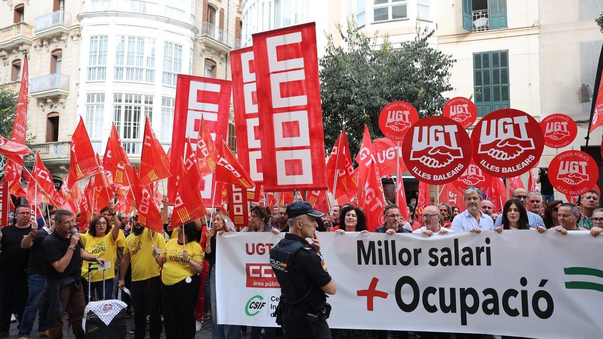 Los trabajadores públicos protestan en Palma por la congelación de sus ...