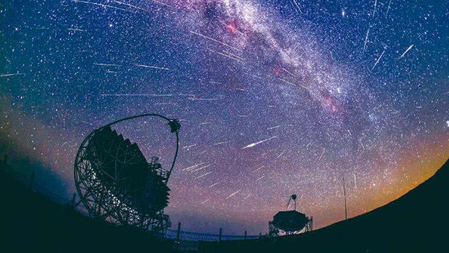 Lluvia de estrellas de las Perseidas sobre el Observatorio del Roque de los Muchachos, en La Palma.