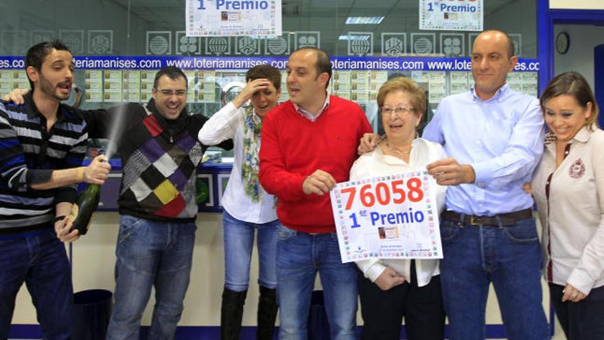 La familia de los loteros de la administración número 3 de Manises celebra la venta del «Gordo».