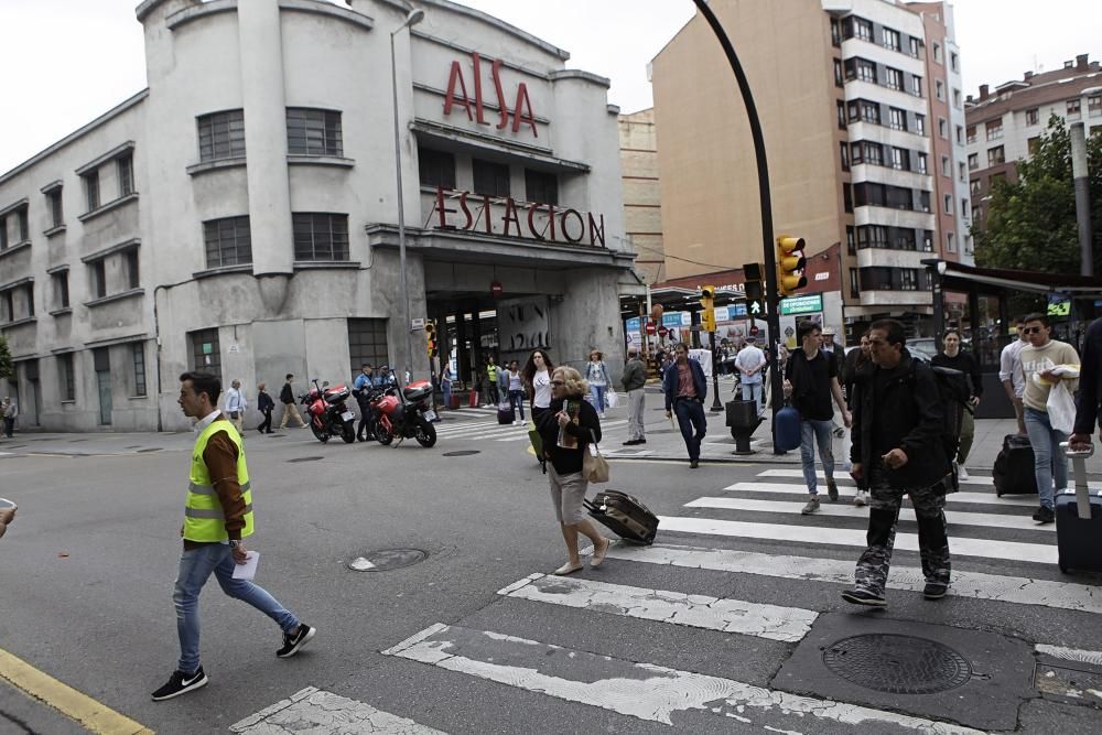 Manifestantes cortan la salida de autobuses de la estación de Gijón por el despido de cinco trabajadores.