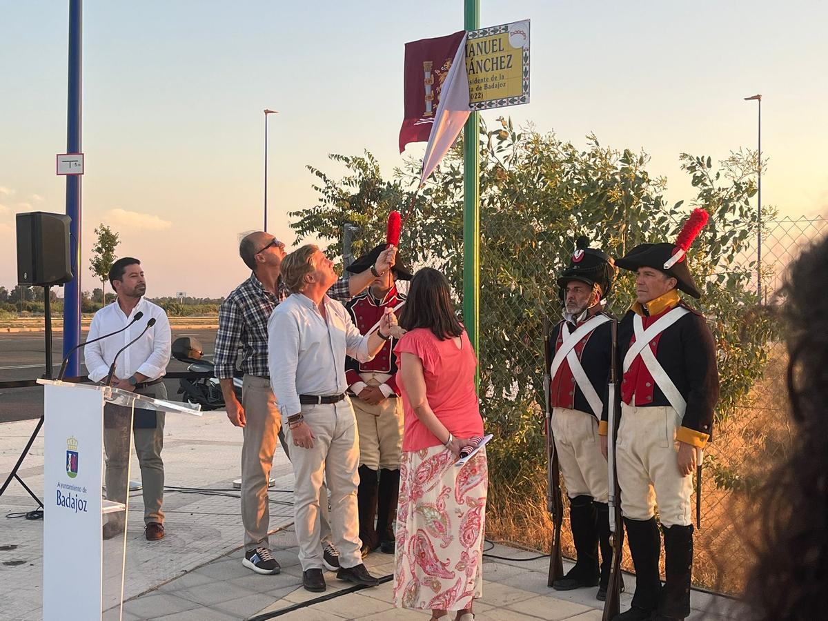 Galería | Así ha sido el homenaje a José Manuel Bueno, al que Badajoz ha dedicado una calle