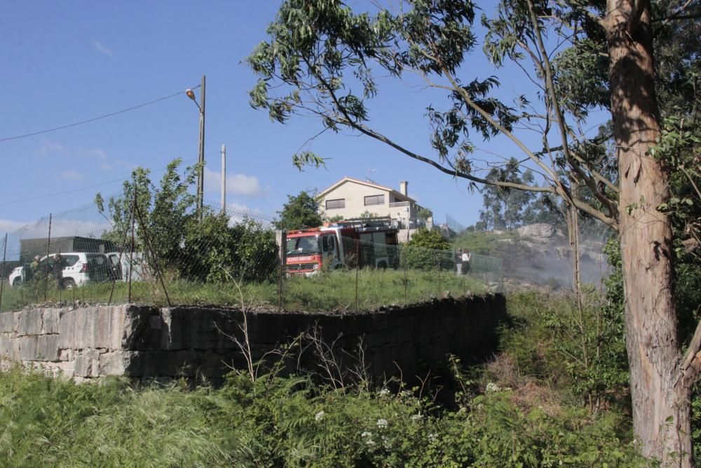 Un incendio cerca de casas desata la alarma en Vilaboa