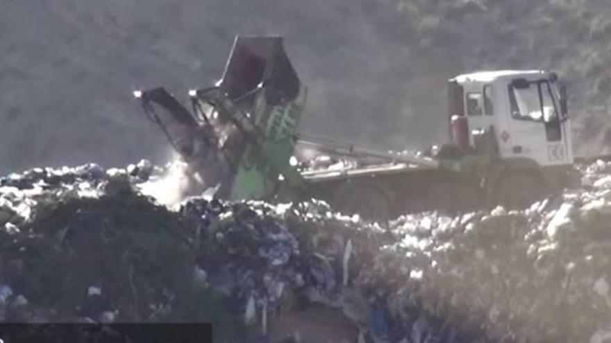 Cientos de toneladas de residuos acaban sepultados en Piedra Negra.