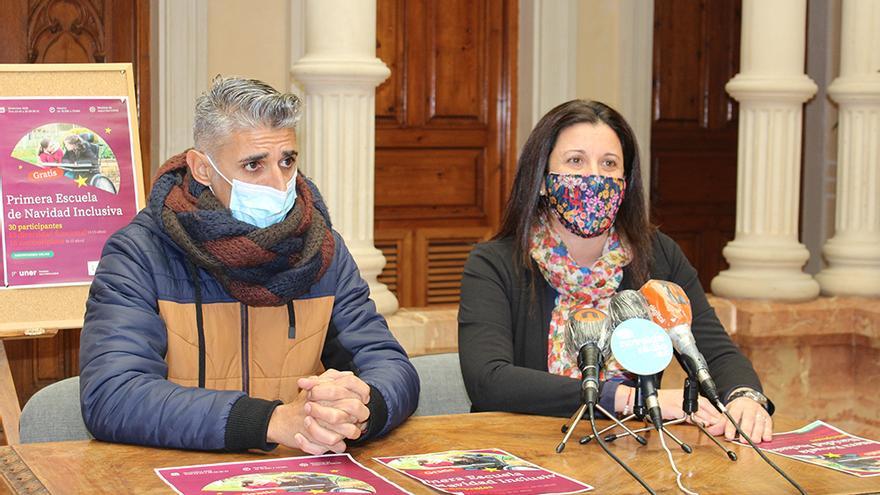 La presentación de la actividad por parte del concejal de Educación y la directora de la Escuela de Navidad.