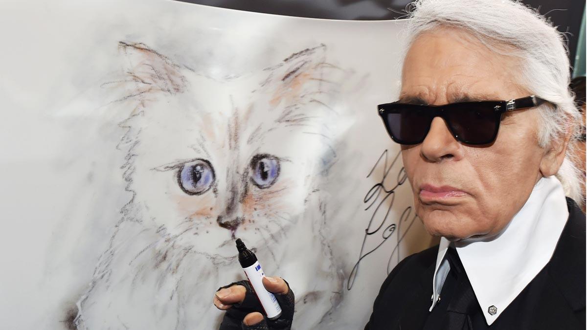 El diseñador alemán Karl Lagerfeld, uno de los grandes nombres de la moda y director de creaciones de la firma francesa Chanel desde 1983, falleció hoy a los 85 años de edad.